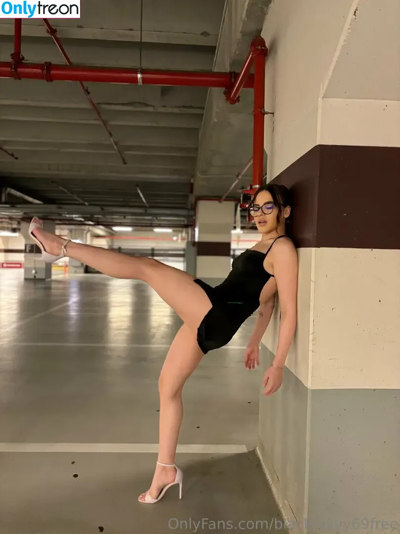 itsfoxyhoe nude photo #0011 (itsfoxyhoe)