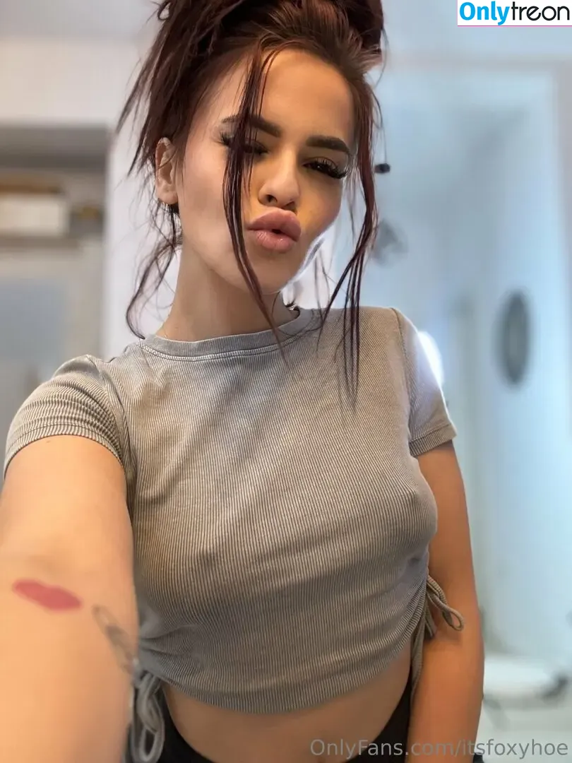 itsfoxyhoe nude photo #0019 (itsfoxyhoe)