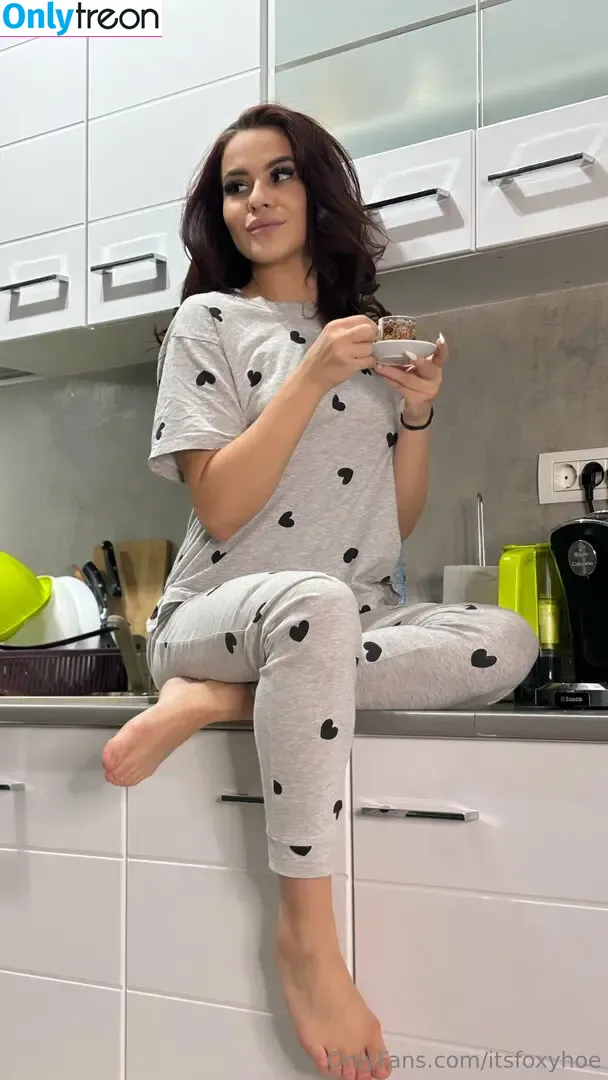 itsfoxyhoe nude photo #0020 (itsfoxyhoe)