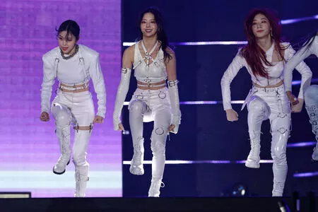 itzy.all.in.us / Shin Yu Na / Yuna ITZY / 유나 nude photo #0076