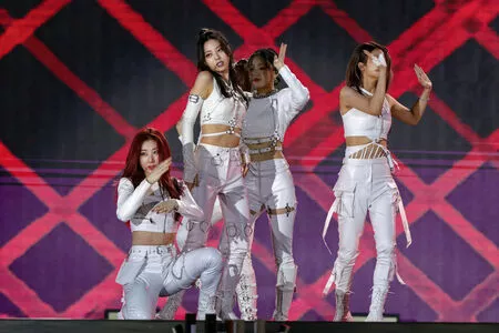 itzy.all.in.us / Shin Yu Na / Yuna ITZY / 유나 nude photo #0080