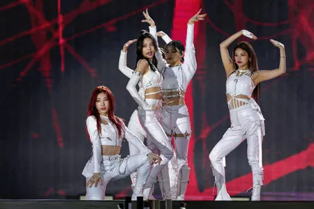 itzy.all.in.us / Shin Yu Na / Yuna ITZY / 유나 nude photo #0083