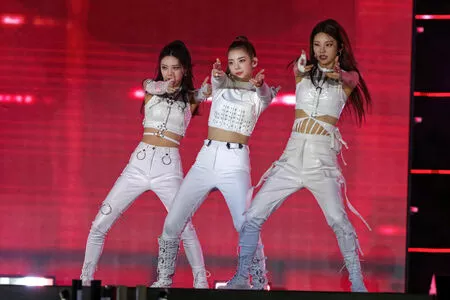 itzy.all.in.us / Shin Yu Na / Yuna ITZY / 유나 nude photo #0088