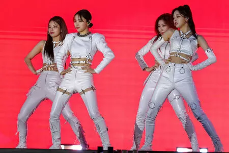 itzy.all.in.us / Shin Yu Na / Yuna ITZY / 유나 nude photo #0094