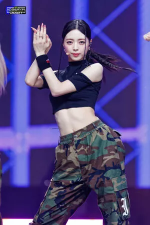 itzy.all.in.us / Shin Yu Na / Yuna ITZY / 유나 nude photo #0103