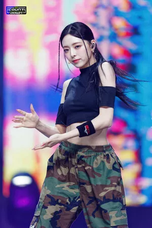 itzy.all.in.us / Shin Yu Na / Yuna ITZY / 유나 nude photo #0109