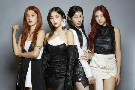 itzy.all.in.us / Shin Yu Na / Yuna ITZY / 유나 nude photo #0120