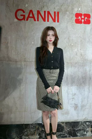 itzy.all.in.us / Shin Yu Na / Yuna ITZY / 유나 nude photo #0189