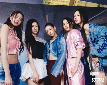 itzy.all.in.us / Shin Yu Na / Yuna ITZY / 유나 nude photo #0194