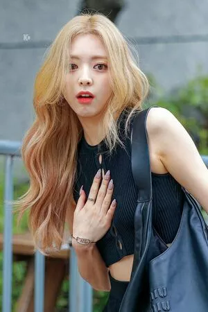 itzy.all.in.us / Shin Yu Na / Yuna ITZY / 유나 nude photo #0217