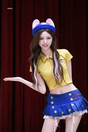 itzy.all.in.us / Shin Yu Na / Yuna ITZY / 유나 nude photo #0222