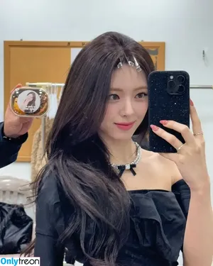 itzy.all.in.us / Shin Yu Na / Yuna ITZY / 유나 nude photo #0299