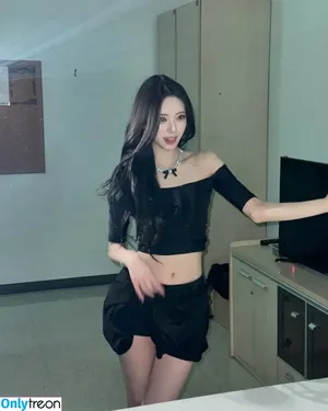 itzy.all.in.us / Shin Yu Na / Yuna ITZY / 유나 nude photo #0303