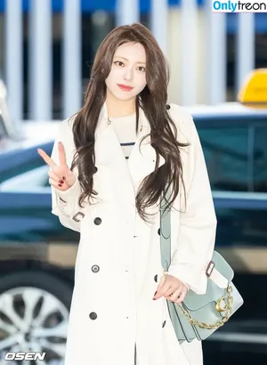 itzy.all.in.us / Shin Yu Na / Yuna ITZY / 유나 nude photo #0340