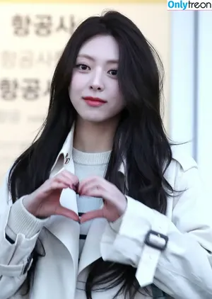 itzy.all.in.us / Shin Yu Na / Yuna ITZY / 유나 nude photo #0362