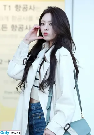 itzy.all.in.us / Shin Yu Na / Yuna ITZY / 유나 nude photo #0365