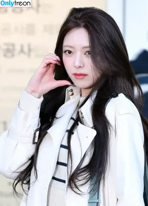 itzy.all.in.us / Shin Yu Na / Yuna ITZY / 유나 nude photo #0367