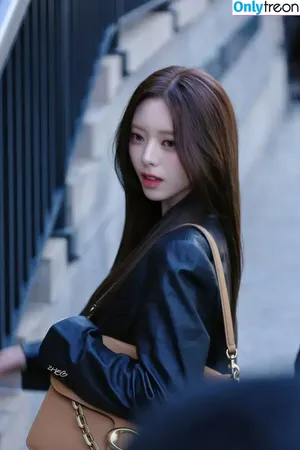itzy.all.in.us / Shin Yu Na / Yuna ITZY / 유나 nude photo #0377