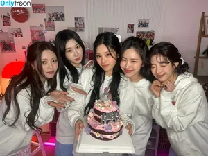 itzy.all.in.us / Shin Yu Na / Yuna ITZY / 유나 nude photo #0395