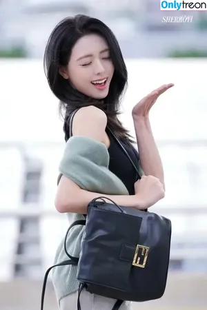 itzy.all.in.us / Shin Yu Na / Yuna ITZY / 유나 фото голая #0921