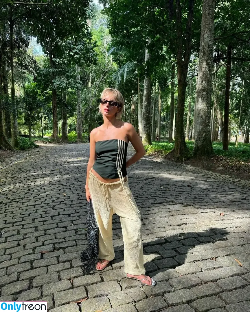 izzipoopi nude photo #0015 (izzipoopi)