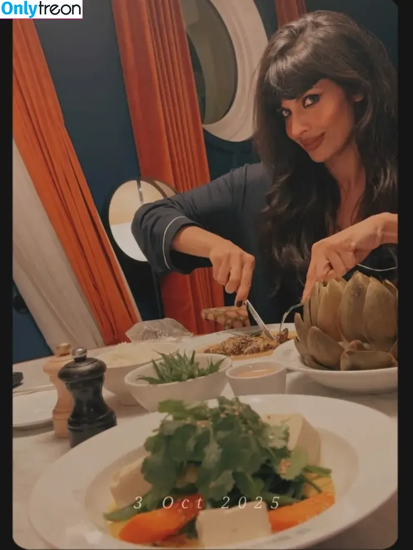 Jameela Jamil nude photo #0218 (jameelajamil)