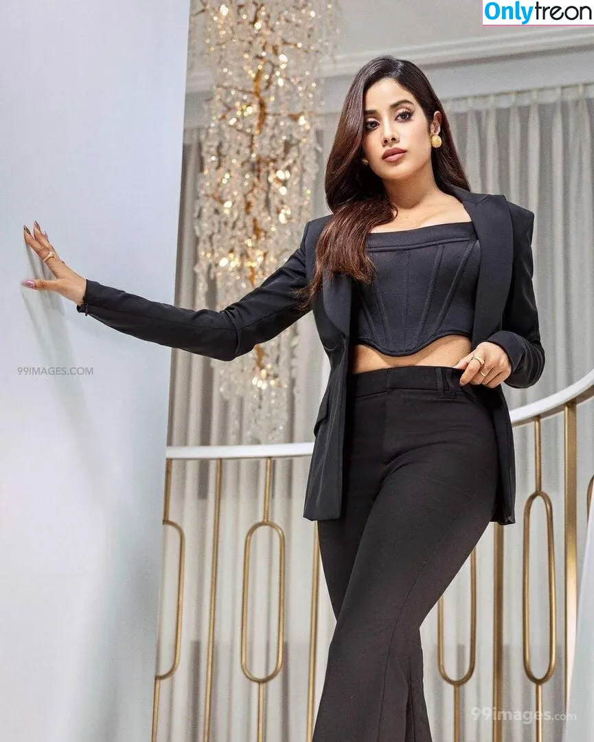 Janhvi Kapoor голая photo #0104 (janhvikapoor / janhvikapoorr)