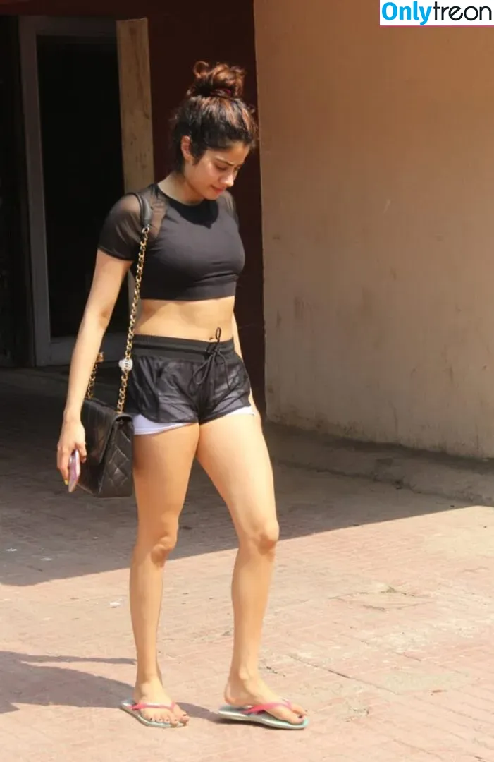 Janhvi Kapoor голая photo #0123 (janhvikapoor / janhvikapoorr)