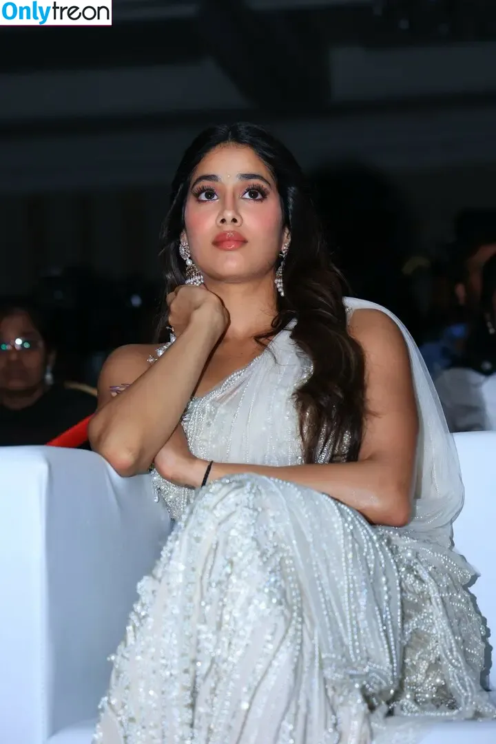 Janhvi Kapoor голая photo #0219 (janhvikapoor / janhvikapoorr)