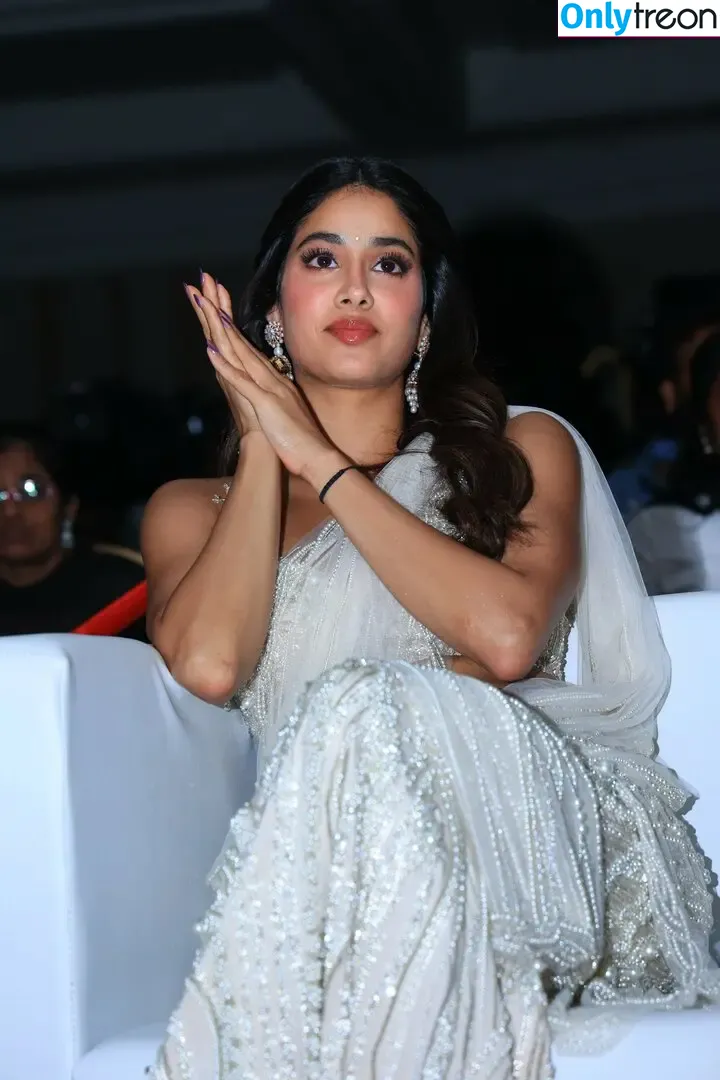 Janhvi Kapoor голая photo #0220 (janhvikapoor / janhvikapoorr)
