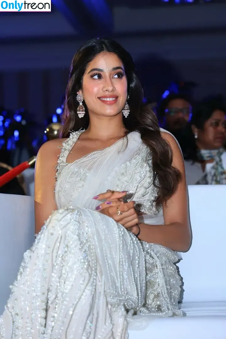 Janhvi Kapoor голая photo #0221 (janhvikapoor / janhvikapoorr)