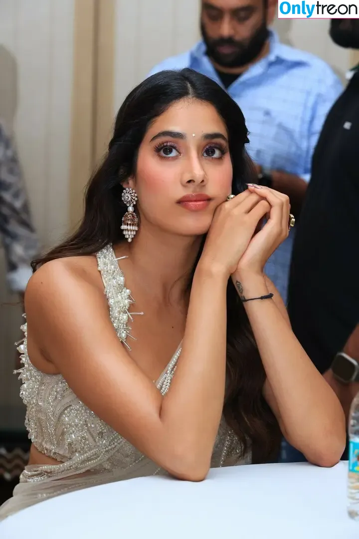 Janhvi Kapoor голая photo #0229 (janhvikapoor / janhvikapoorr)