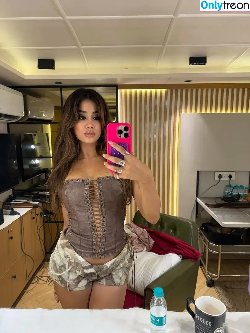 Janhvi Kapoor nude photo #0274 (janhvikapoor / janhvikapoorr)