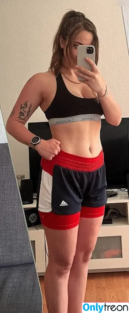 Janina Hille голая photo #0001 (itzjaninaa / janinahi)
