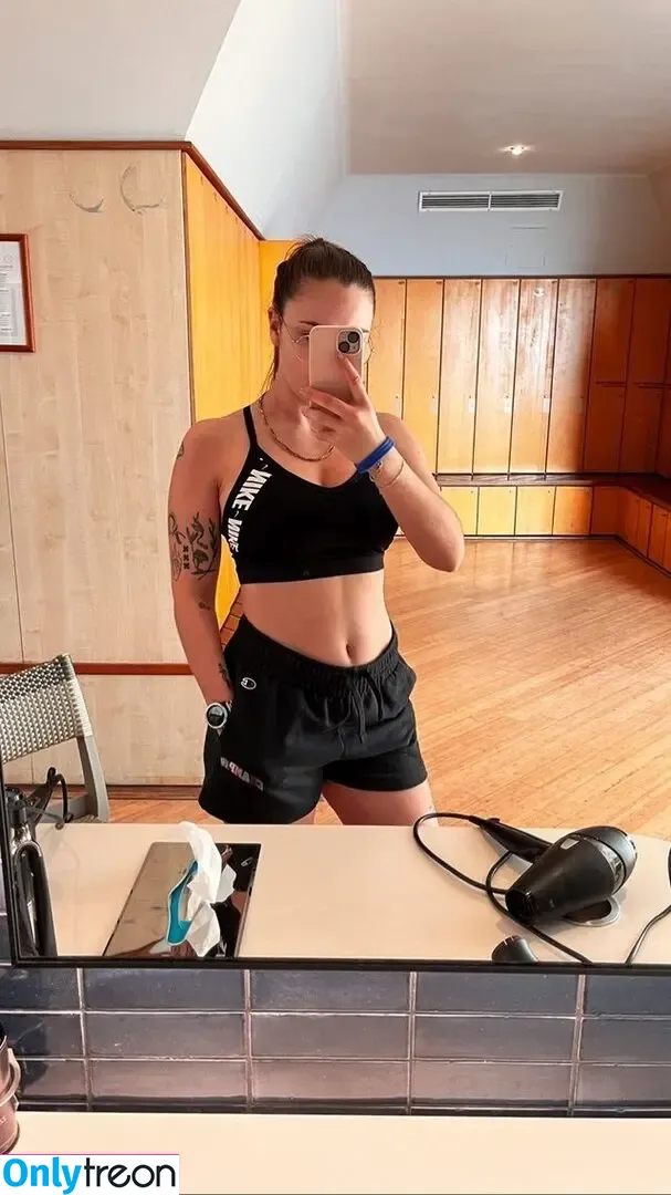 Janina Hille голая photo #0004 (itzjaninaa / janinahi)
