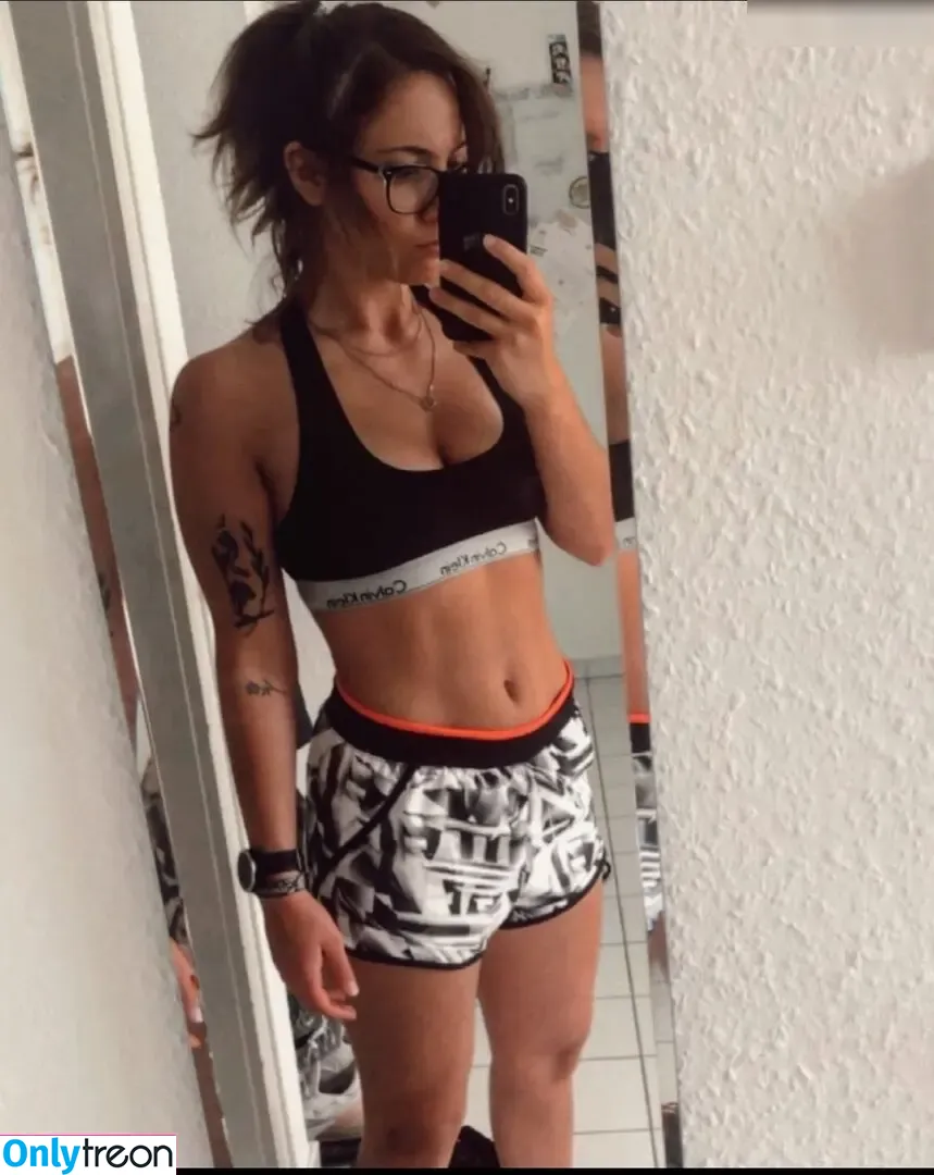 Janina Hille голая photo #0009 (itzjaninaa / janinahi)