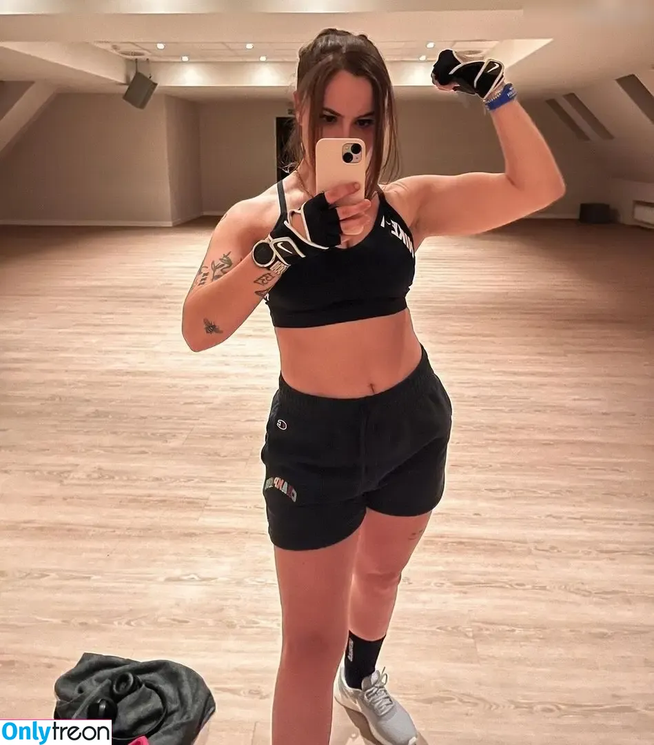 Janina Hille голая photo #0043 (itzjaninaa / janinahi)