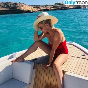 Janine Kunze / janinekunzeofficial nude photo #0076