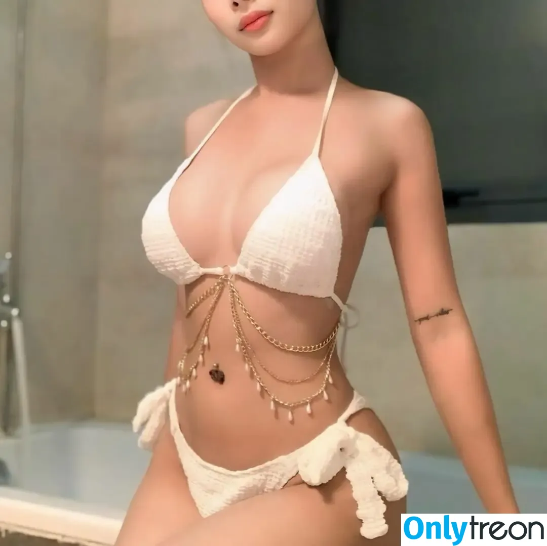 Jellyfilow nude photo #0021 (Utterlicious / jellyfilow04)