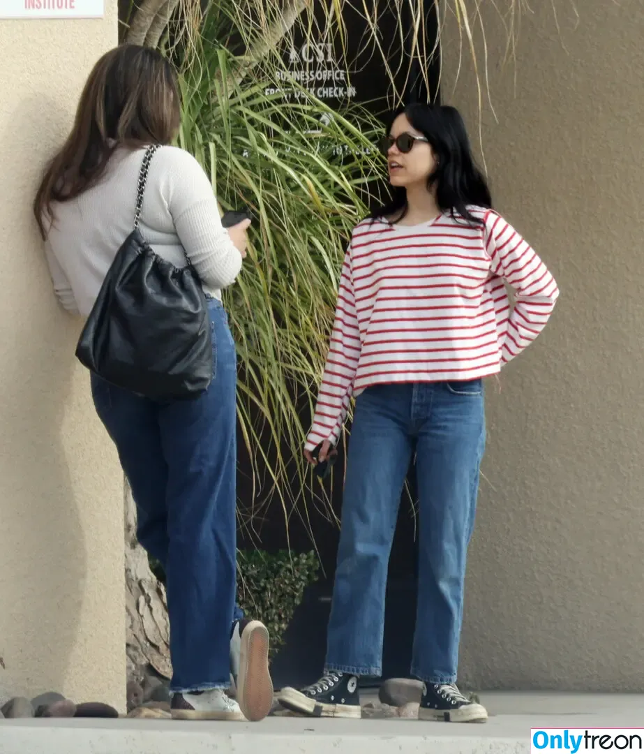 Jenna Ortega голая photo #2234 (Page / jennaortega)