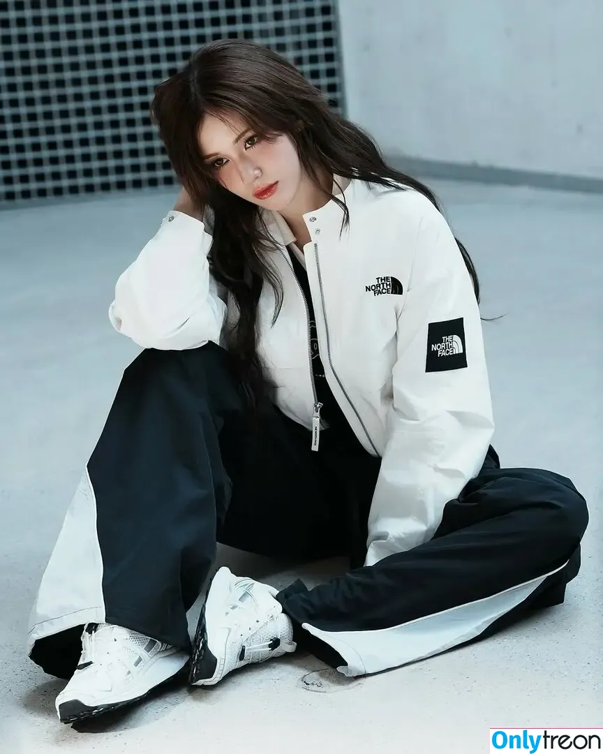 Jeon Somi nude photo #0305 (ENNIK SOMI / somsomi0309)