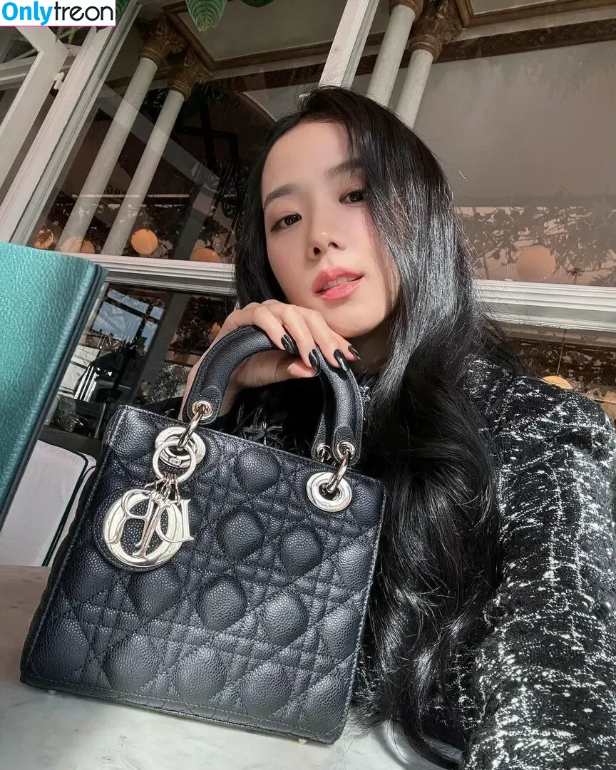 Jisoo nude photo #0519 (BLACKPINK / qenshizu / sooyaaa__)