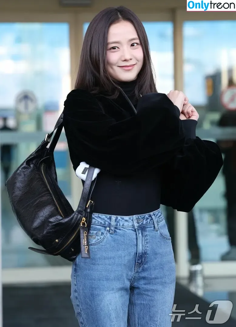 Jisoo nude photo #0917 (BLACKPINK / qenshizu / sooyaaa__)