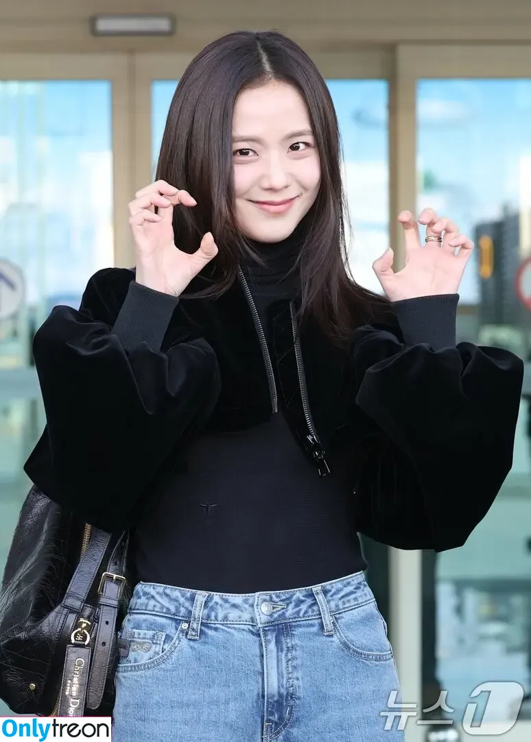 Jisoo nude photo #0922 (BLACKPINK / qenshizu / sooyaaa__)