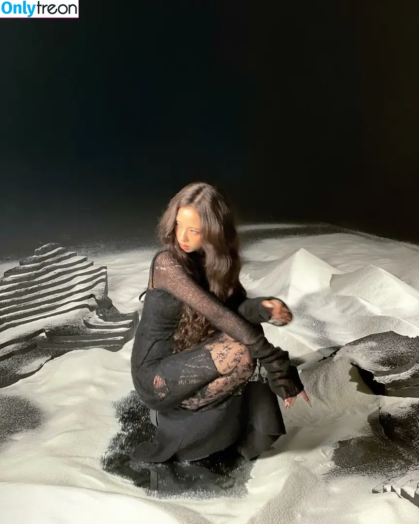Jisoo nude photo #1091 (BLACKPINK / qenshizu / sooyaaa__)