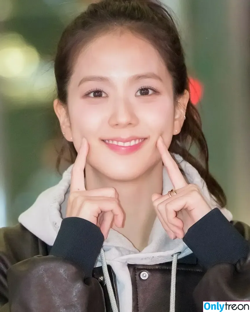 Jisoo nude photo #1107 (BLACKPINK / qenshizu / sooyaaa__)