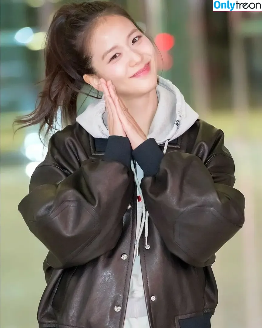 Jisoo nude photo #1108 (BLACKPINK / qenshizu / sooyaaa__)