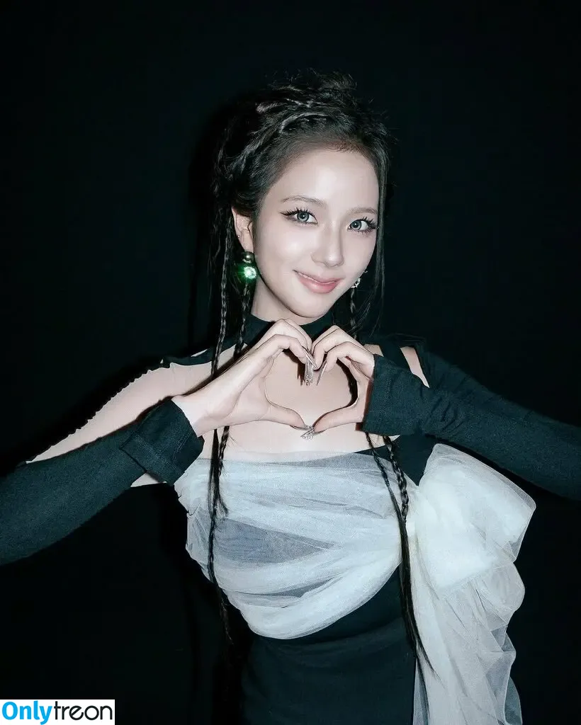 Jisoo nude photo #1123 (BLACKPINK / qenshizu / sooyaaa__)