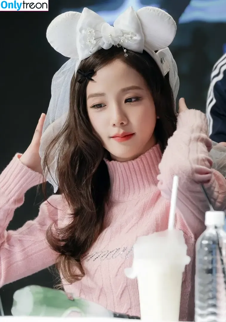 Jisoo nude photo #1137 (BLACKPINK / qenshizu / sooyaaa__)