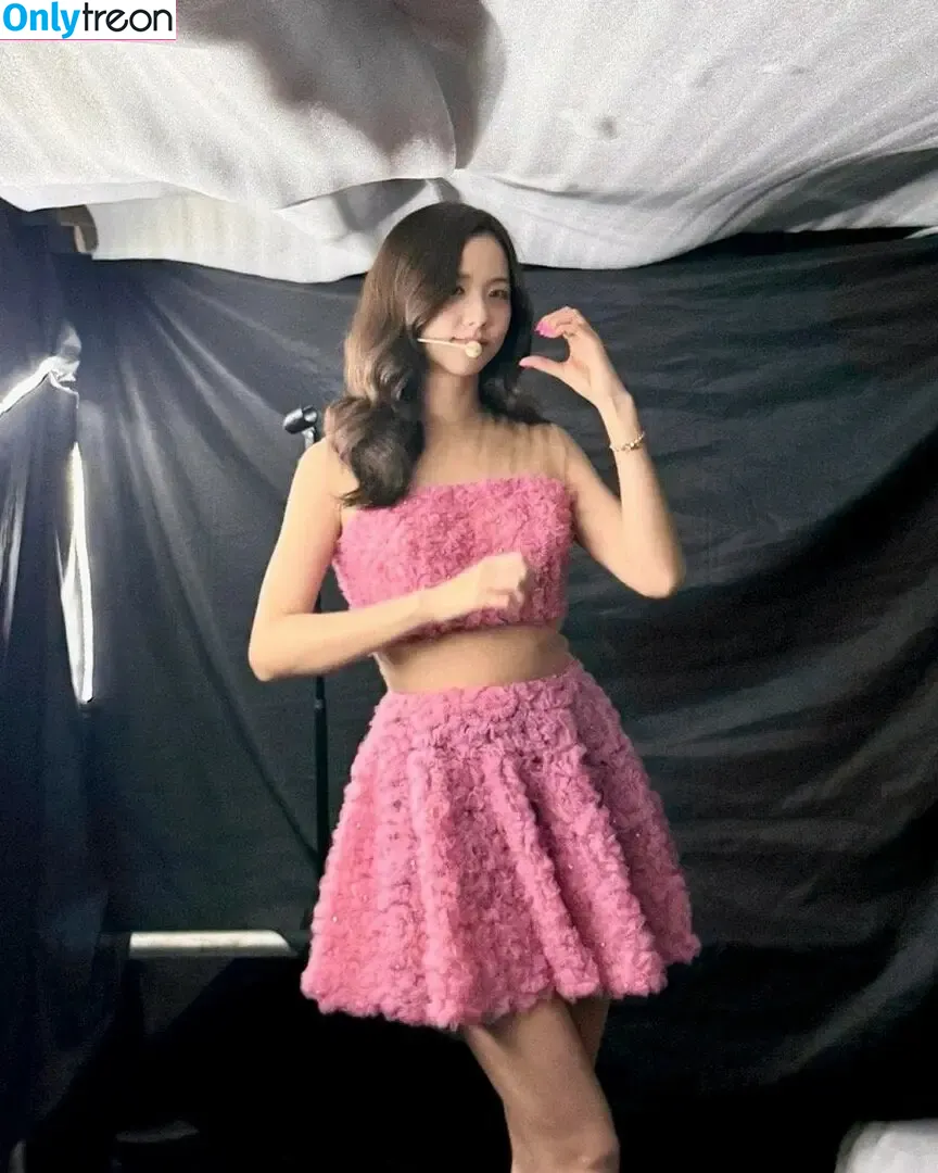 Jisoo nude photo #1358 (BLACKPINK / qenshizu / sooyaaa__)
